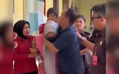 Viral Video Tangis Eks Bendahara Setda Muna Barat Dibawa ke Mobil Tahanan, Tersangka Korupsi Rp 1,2 M